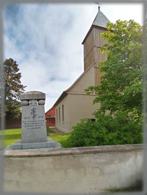 Kirche mit Gedenkstein